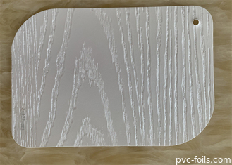 Le bois blanc a gravé le film en refief décoratif de PVC pour des portes de cuisine de presse de membrane