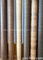 Film en PVC enveloppant des profils de grains de bois pour la décoration des panneaux de porte