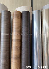 Film en PVC enveloppant un profil de grain de bois pour la décoration de panneaux de meubles intérieurs