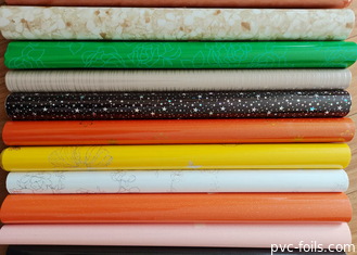 Emballé dans un rouleau film PVC auto-adhésif coloré hautement brillant pour la décoration de meubles
