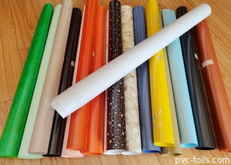 Emballé dans un rouleau film PVC auto-adhésif coloré hautement brillant pour la décoration de meubles