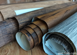 Film d'emballage en PVC à grains de bois de noyer foncé pour le renouvellement de la couverture de l'armoire