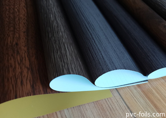 Folie de PVC autoadhésif à grains de bois pour le revêtement de meubles