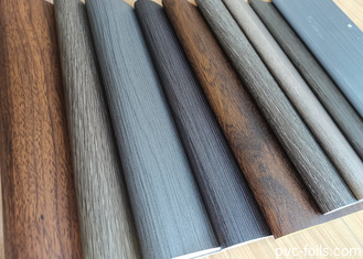 Film de stratification en PVC à grains de bois de chêne naturel pour les profils de fenêtre et de porte