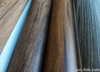 Film décoratif en PVC à grains de bois marron noyer pour fenêtres en plastique