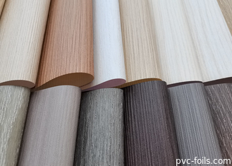 Film décoratif en PVC à texture de bois supermat pour l'emballage de panneaux et de profils en WPC