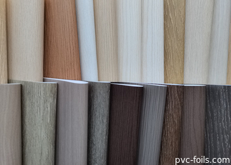 Film décoratif en PVC avec grain de bois supermat pour profilés et revêtements de panneaux en WPC