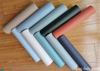 Film décoratif en PVC de couleur solide à contact doux pour presses sous vide et portes à membrane