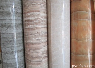 Le film à haute brillance résistant de chauffage de PVC pour des portes marbrent l'effet