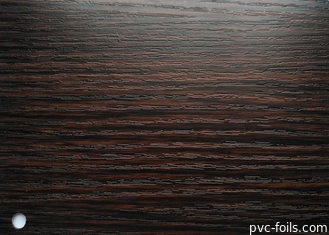 Films décoratifs de PVC de noix de couleur foncée en bois pour la surface intérieure auto-adhésive