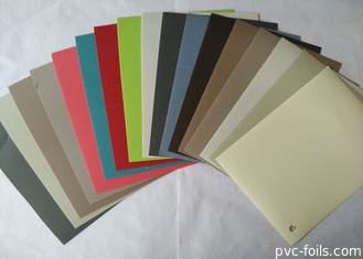 Les fournisseurs de petit pain de film de PVC de forces de défense principale ont gravé la matte en refief de couleur solide