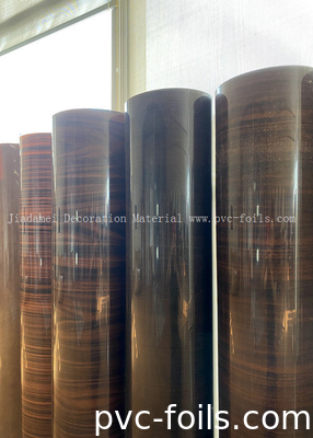 Film décoratif en PVC à grains de bois très brillants pour la stratification plate Largeur 1260 mm