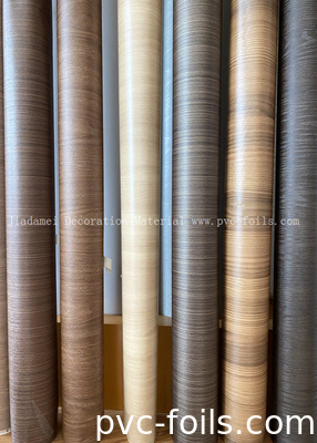 Film en PVC enveloppant des profils de grains de bois pour la décoration des panneaux de porte