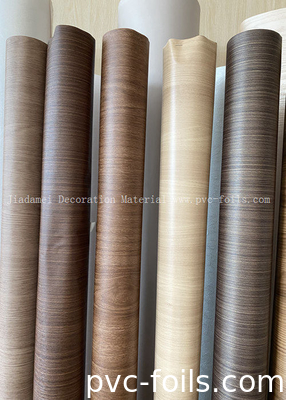 Film en PVC enveloppant des profils de grains de bois pour la décoration des panneaux de porte