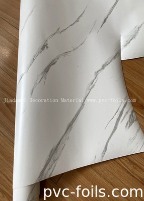 Rouleau de film de membrane en PVC de marbre blanc pour la décoration de porte de cabinet