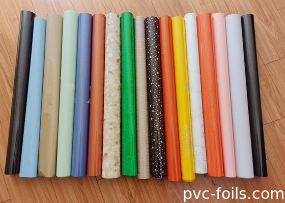 Rouleau de film PVC auto-adhésif à motifs colorés pour la décoration de la surface intérieure