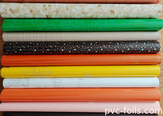 Emballé dans un rouleau film PVC auto-adhésif coloré hautement brillant pour la décoration de meubles