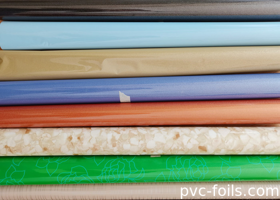 Emballé dans un rouleau film PVC auto-adhésif coloré hautement brillant pour la décoration de meubles