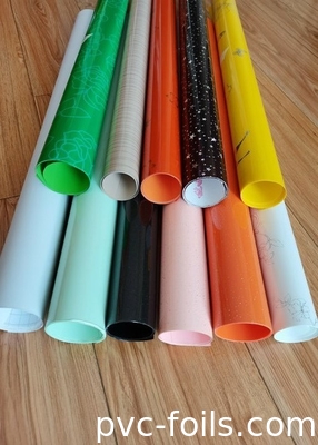 Emballé dans un rouleau film PVC auto-adhésif coloré hautement brillant pour la décoration de meubles