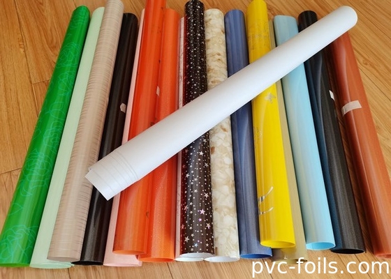 Emballé dans un rouleau film PVC auto-adhésif coloré hautement brillant pour la décoration de meubles