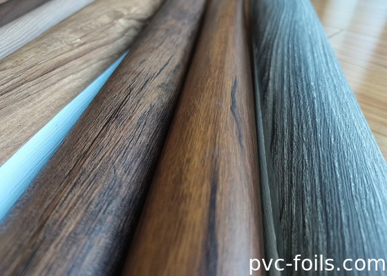 Film d'emballage en PVC à grains de bois de noyer foncé pour le renouvellement de la couverture de l'armoire