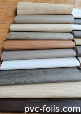 Guangdong Foshan Foil de membrane en PVC à grain de bois pour la décoration de porte d'armoire