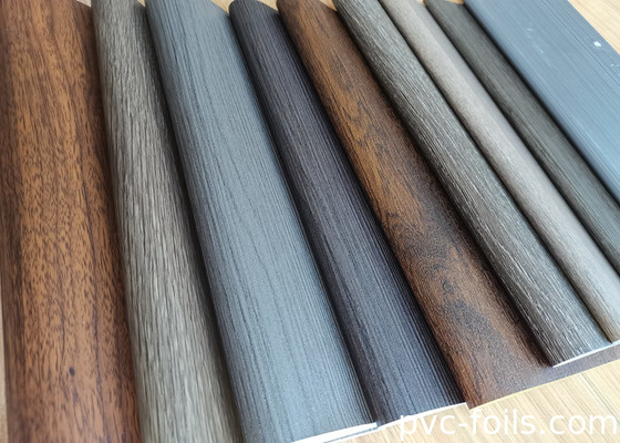 Film de stratification en PVC à grains de bois de chêne naturel pour les profils de fenêtre et de porte