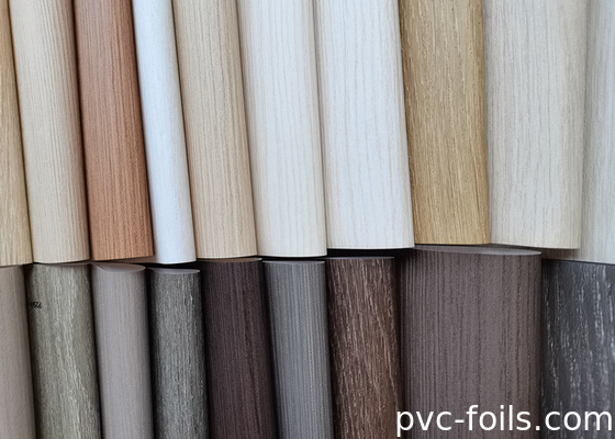 Film décoratif en PVC à texture de bois supermat pour l'emballage de panneaux et de profils en WPC