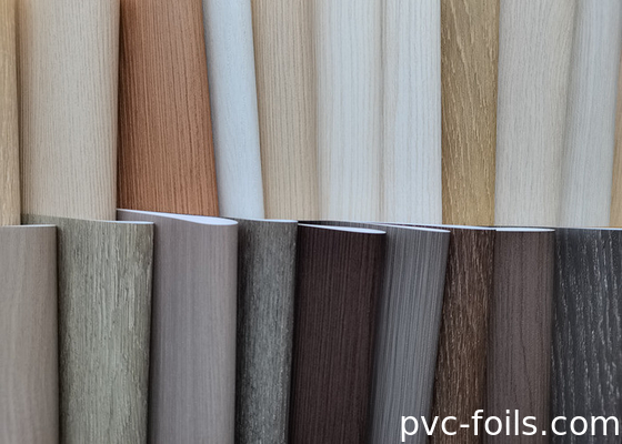 Film décoratif en PVC avec grain de bois supermat pour profilés et revêtements de panneaux en WPC