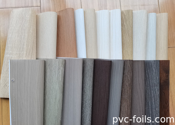 Film décoratif en PVC avec grain de bois supermat pour profilés et revêtements de panneaux en WPC
