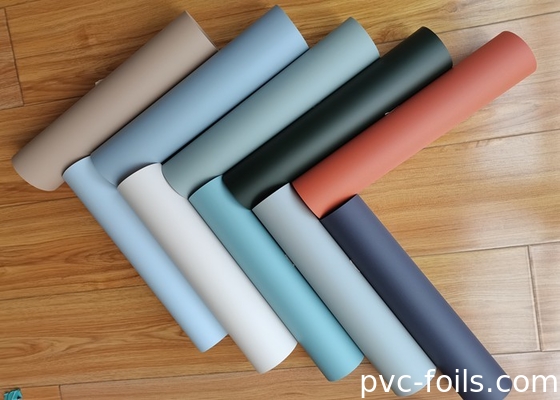 Film décoratif en PVC de couleur solide à contact doux pour presses sous vide et portes à membrane