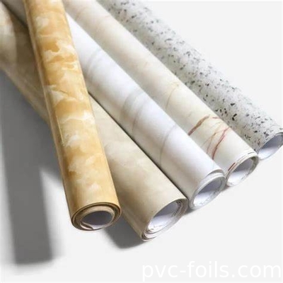 Film décoratif en PVC imprimé numériquement avec des motifs en marbre et en bois pour les surfaces intérieures